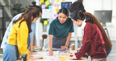 HR manager explaining inclusive language at work to employees